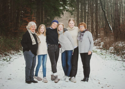 Familiebillede af 6 kvinder, 3 generationer, fotograferet i naturen på nordfyn