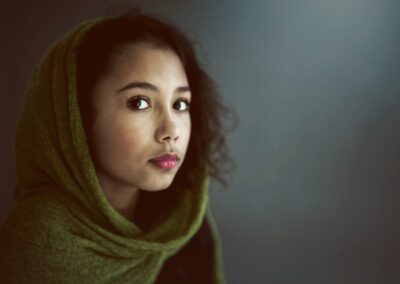 Selma fotograferet med tørklæde hos fotograf i studiet i Bogense