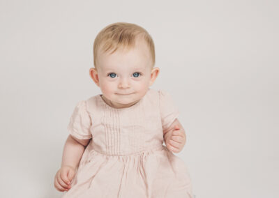 billede af baby pige i lyserød kjole
