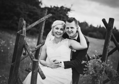 sort hvid portræt af brudepar, der er til fotograf efter vielsen i Fraugde Kirke