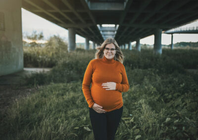 Billede af en gravid dame under en bro