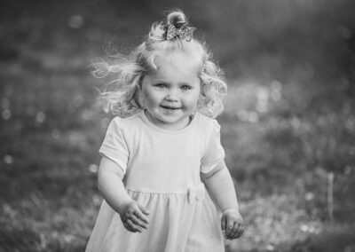 sort hvid billede af lille pige i en skov