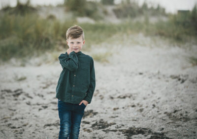 flot lille dreng fotograferet paa stranden i bogense.