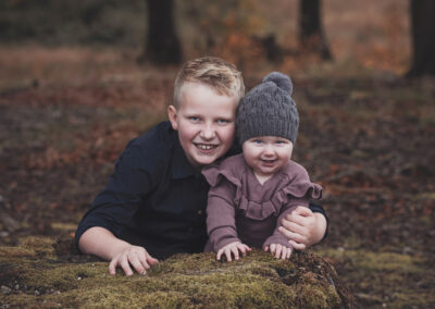 storebror og lillesoester fotograferet i langesoeskoven