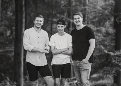 Familie billede af tre broedre
