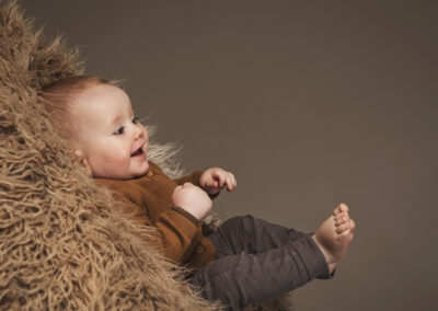 Billede af lille glad dreng paa et pels teappe