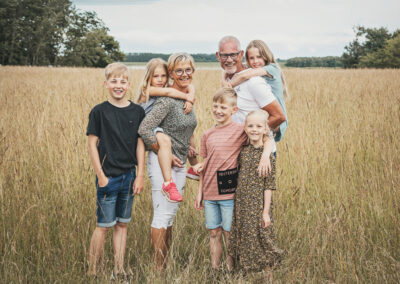 Familie billede taget ved en kornmark på fyn