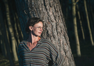 billede af Ann Berit frostholm, selvstændig kvinde med virksomheden nature works. fotograferet i en skov ved flyvesandet på fyn