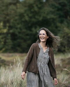 Brandingprofilbillede af kvindelig kunstner i Bogense – jordnært og smukt, fotograferet på nordfyn