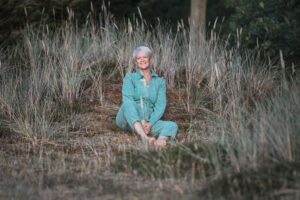 Brandingfotograf på Nordfyn – portræt af coach med varme farver