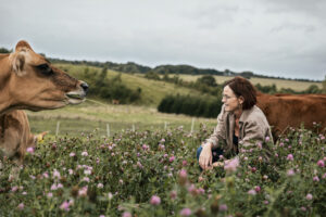 iværksætter fotograferet til personligt portræt i Jylland med sine køer på marken