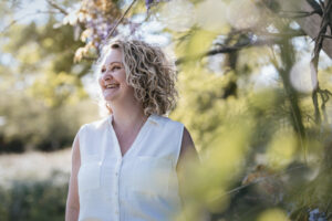 Brandingportræt af kvindelig iværksætter – autentisk udstråling i professionelle rammer