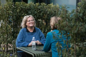 Personligt billede til selvstændig konsulent i Odense der har en samtale med en klient