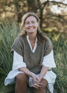 Brandingfotograf på Fyn – portræt af terapuet med smil og varme farver