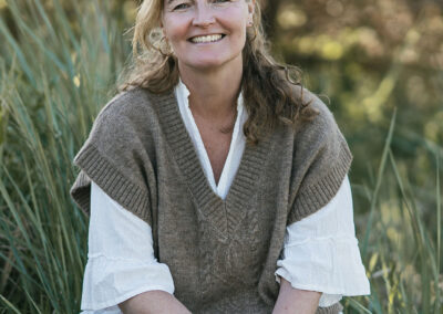 Brandingfotograf på Fyn – portræt af terapuet med smil og varme farver