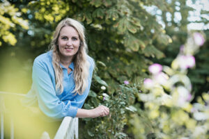 Personligt brandingportræt af soloselvstændig kvinde i søndersø