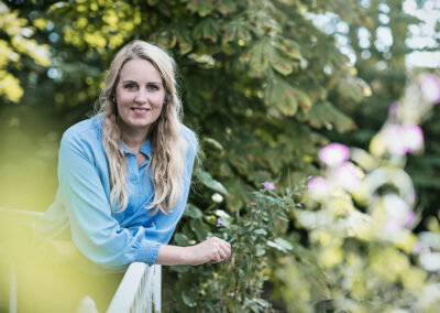 Personligt brandingportræt af soloselvstændig kvinde i søndersø