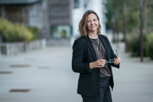 Kreativ elvstændig grafiker til nye profilbilleder taget på havnen i Odense – legende og ægte og cool