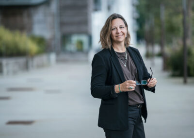 Kreativ elvstændig grafiker til nye profilbilleder taget på havnen i Odense – legende og ægte og cool