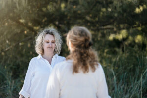 Personlige brandingbilleder for coach på Fyn – afslappet proces og stærk visuel identitet og billeder af en behandling